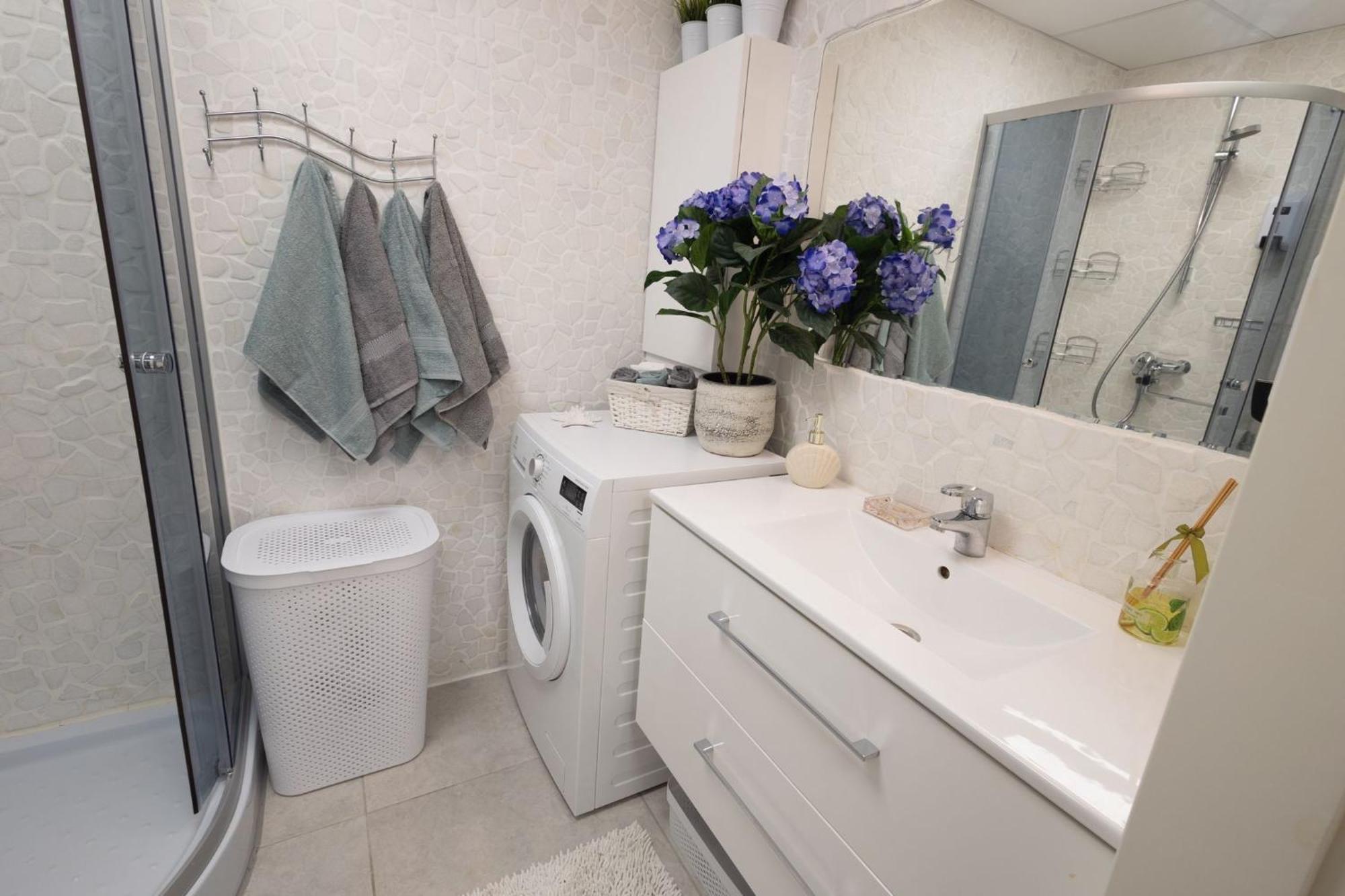 Stella'S Apartment - City Center - Free Secure Parking - Big Sun Terrace - Air Conditioning - Wifi - Tram To The Tallinn Bus Station And Old Town Exteriör bild