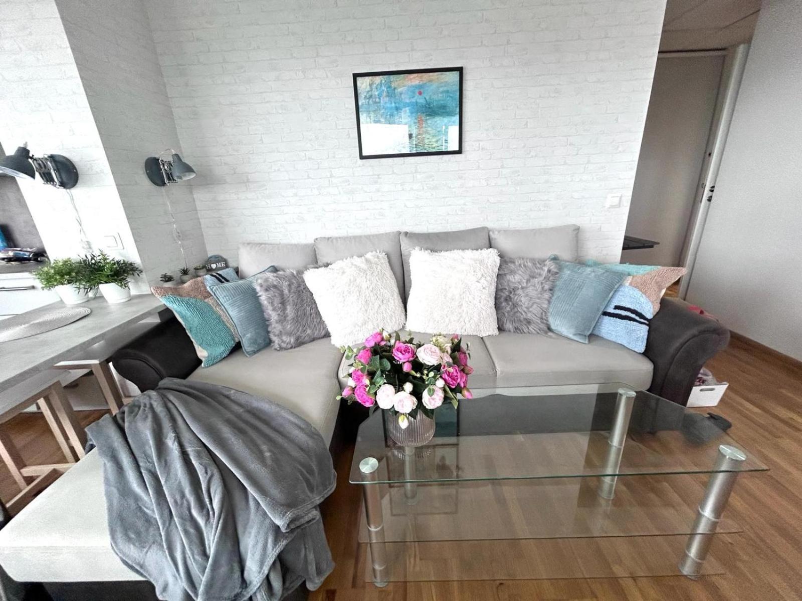 Stella'S Apartment - City Center - Free Secure Parking - Big Sun Terrace - Air Conditioning - Wifi - Tram To The Tallinn Bus Station And Old Town Exteriör bild